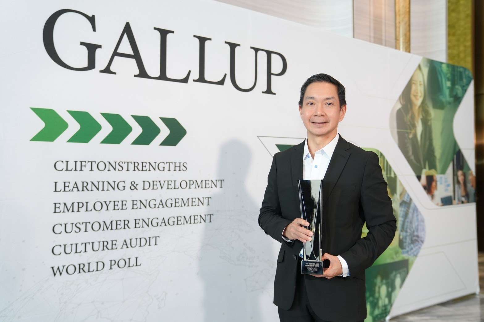 นายวรวัจน์ สุวคนธ์ Chief People Officer ธนาคารไทยพาณิชย์ กับรางวัล Gallup Exceptional Workplace Award