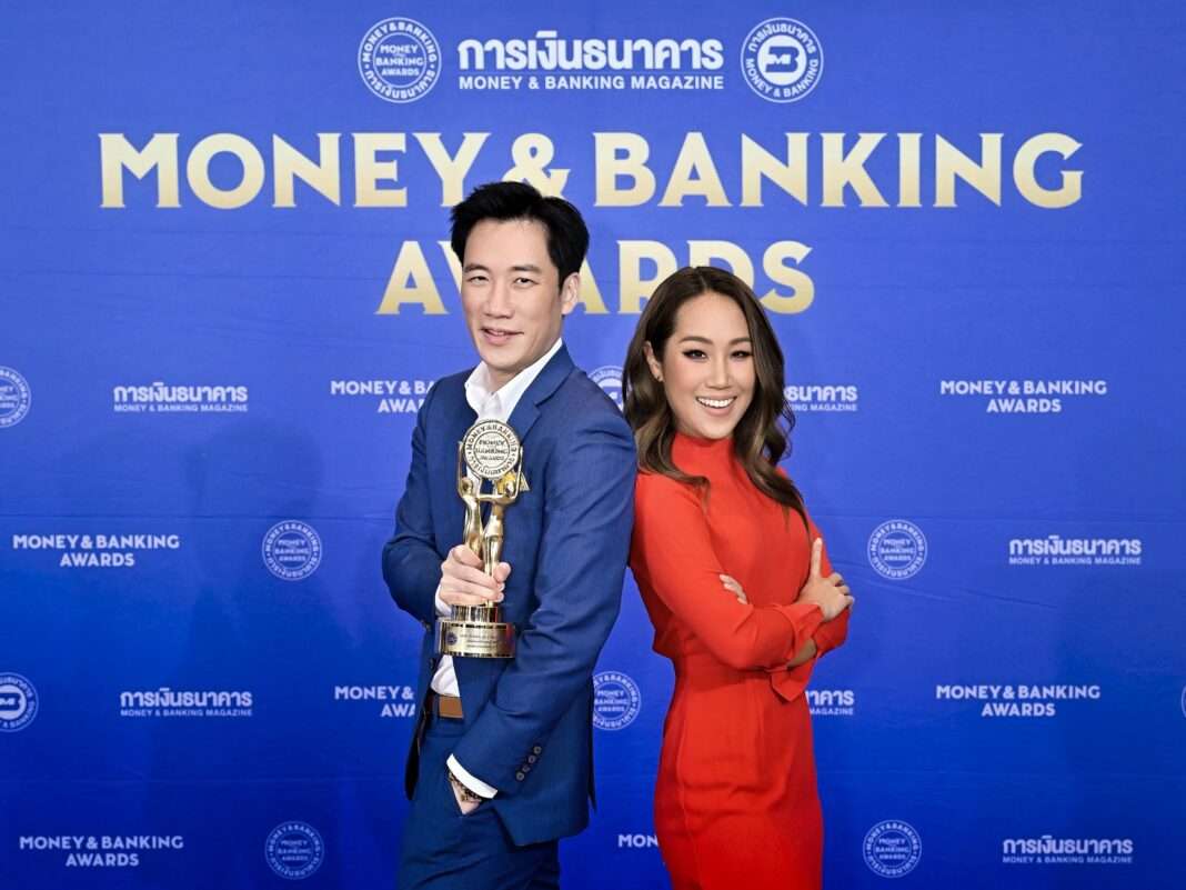 นายจิตติพร จันทรัช ประธานเจ้าหน้าที่บริหาร XO ถือถ้วยรางวัล Best Public Company of the Year 2026