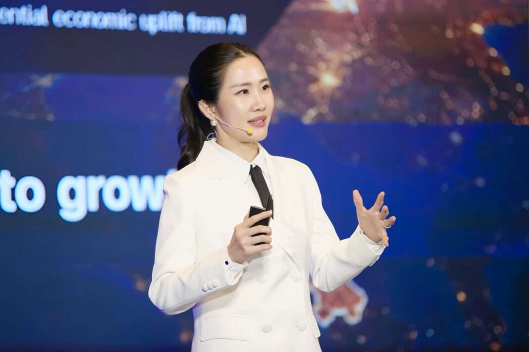 CEO-SYNNEX-Sutida-Mongkolsuthree-AI-Hub-Presentation ภาพคุณสุธิดา มงคลสุธี ประธานเจ้าหน้าที่บริหาร บริษัท ซินเน็ค (ประเทศไทย) จำกัด (มหาชน) สวมชุดสูทสีขาว กำลังบรรยายวิสัยทัศน์และกลยุทธ์การดำเนินงานบนเวทีงานเปิดตัว AI HUB IN THAILAND