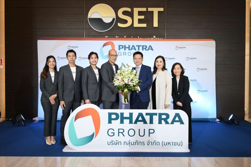 DAOL-Congratulates-PHAT-First-Trading-Day-mai-Market ภาพนายณัฐพงศ์ ณ ระนอง ประธานเจ้าหน้าที่บริหาร บริษัทหลักทรัพย์ ดาโอ (ประเทศไทย) จำกัด (มหาชน) มอบกระเช้าดอกไม้แสดงความยินดีแก่ นายสมนึก จันทวงศ์ ประธานเจ้าหน้าที่บริหาร บริษัท กลุ่มภัทร จำกัด (มหาชน) หรือ PHAT และคณะผู้บริหาร เนื่องในโอกาสเข้าซื้อขายหลักทรัพย์วันแรก ณ อาคารตลาดหลักทรัพย์แห่งประเทศไทย