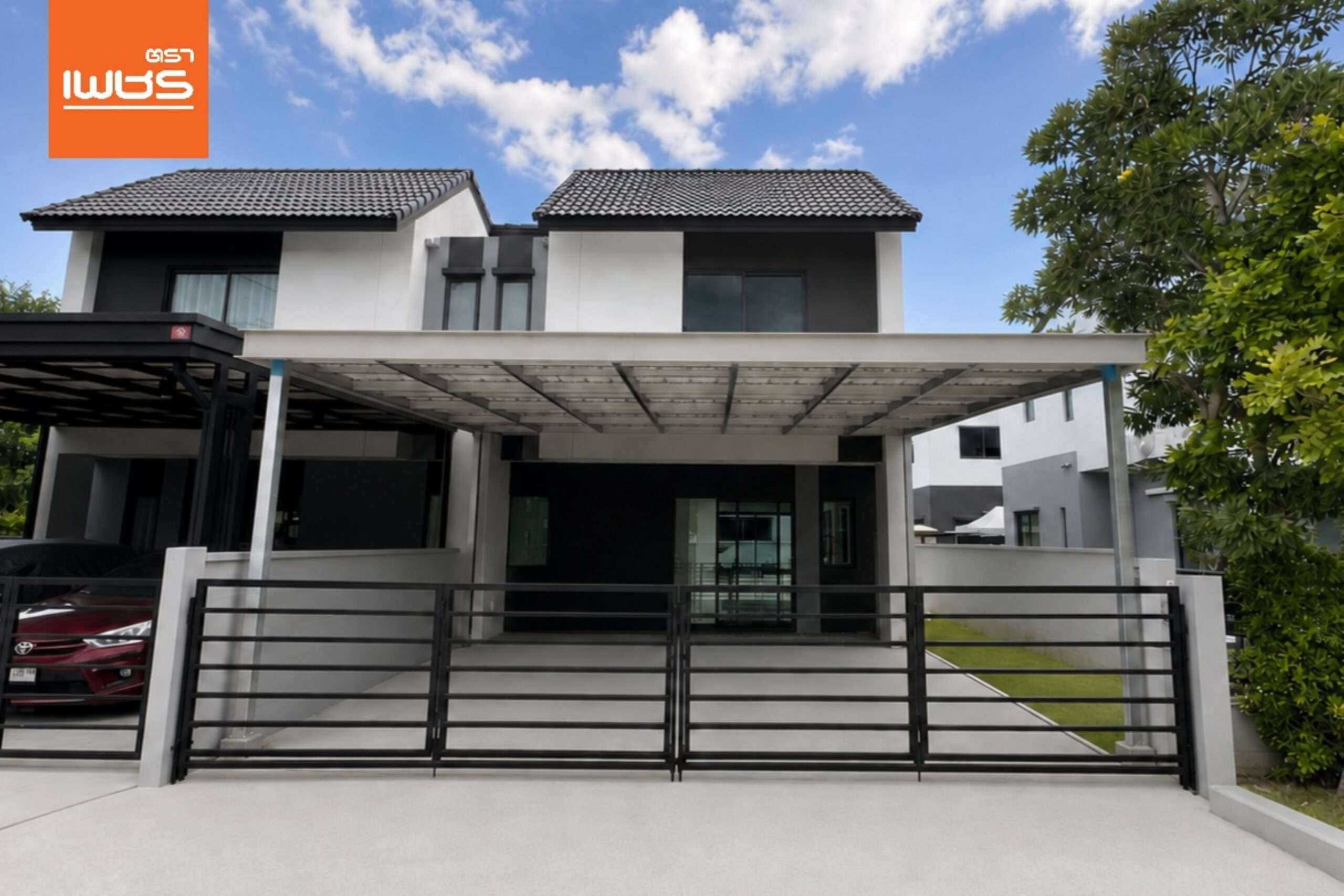 ภาพแสดงตัวอย่างการต่อเติมโรงรถบริเวณหน้าบ้านสไตล์โมเดิร์น โดยใช้หลังคา uPVC AIR ROOF จากแบรนด์ตราเพชร โครงสร้างแข็งแรง โปร่งสว่าง พร้อมโลโก้ตราเพชรบริเวณมุมซ้ายบน