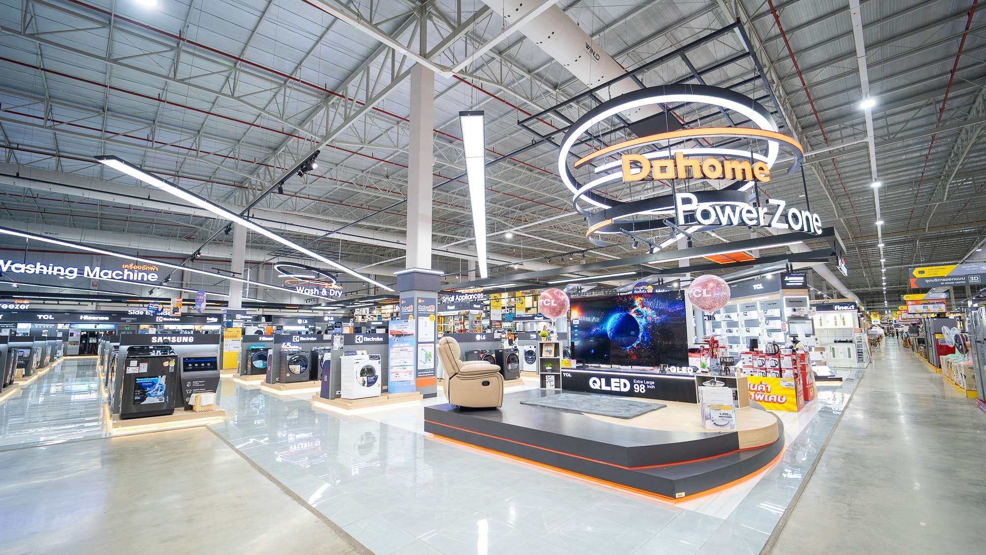ภาพบรรยากาศภายในสาขาของ ดูโฮม บริเวณโซนเครื่องใช้ไฟฟ้า หรือ Dohome PowerZone จัดแสดงสินค้าเครื่องใช้ไฟฟ้าหลากหลายประเภท เช่น ทีวี เครื่องซักผ้า ตู้เย็น อย่างเป็นระเบียบและทันสมัย