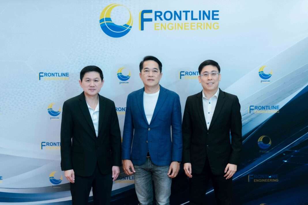 FLE-Frontline-Engineering-IPO-Price-Announcement-Executives ภาพผู้บริหารบริษัท ฟร้อนท์ไลน์ เอ็นจิเนียริ่ง จำกัด (มหาชน) หรือ FLE พร้อมด้วยที่ปรึกษาทางการเงินและผู้จัดการการจัดจำหน่าย ยืนถ่ายภาพร่วมกันหน้าแบคดรอปโลโก้ FRONTLINE ENGINEERING ในโอกาสประกาศราคาเสนอขายหุ้น IPO ที่ 1.23 บาทต่อหุ้น