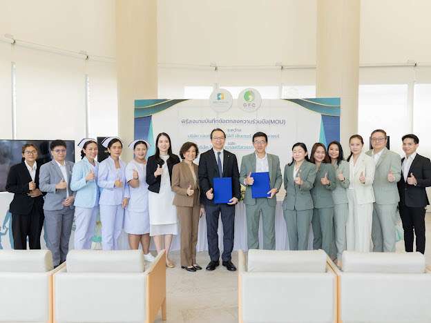 ภาพหมู่คณะผู้บริหารจาก บริษัท เจเนซีส เฟอร์ทิลีตี เซ็นเตอร์ จำกัด (มหาชน) หรือ GFC และ บริษัท โรงพยาบาลศรีสวรรค์ จำกัด พร้อมด้วยทีมแพทย์และพยาบาล ยืนถ่ายภาพร่วมกันเพื่อแสดงความมุ่งมั่นในการให้บริการรักษาผู้มีบุตรยาก