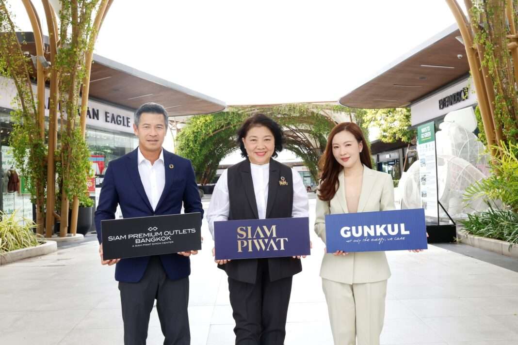 GUNKUL-Siam-Piwat-Simon-Solar-Battery-Partnership-Siam-Premium-Outlets ภาพผู้บริหารจากบริษัท กันกุลเอ็นจิเนียริ่ง จำกัด (มหาชน) หรือ GUNKUL และบริษัท สยามพิวรรธน์ ไซม่อน จำกัด ยืนถือป้ายโลโก้แบรนด์ร่วมกัน เพื่อประกาศความร่วมมือในการพัฒนาโครงการพลังงานสะอาดด้วยโมเดล Solar-plus-Battery ณ ศูนย์การค้า สยาม พรีเมี่ยม เอาท์เล็ต กรุงเทพ