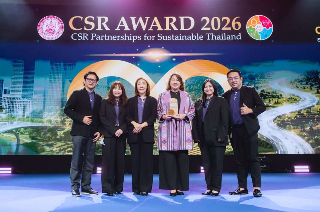 KKP-Executives-Receiving-CSR-Award-2026-MSDHS นางสาวพัทนัย เหลืองตระกูล หัวหน้าสำนักสื่อสารองค์กรและการตลาด กลุ่มธุรกิจการเงินเกียรตินาคินภัทร พร้อมด้วยคณะผู้บริหาร เป็นตัวแทนรับรางวัล CSR Award ประจำปี 2569 จากกระทรวงการพัฒนาสังคมและความมั่นคงของมนุษย์