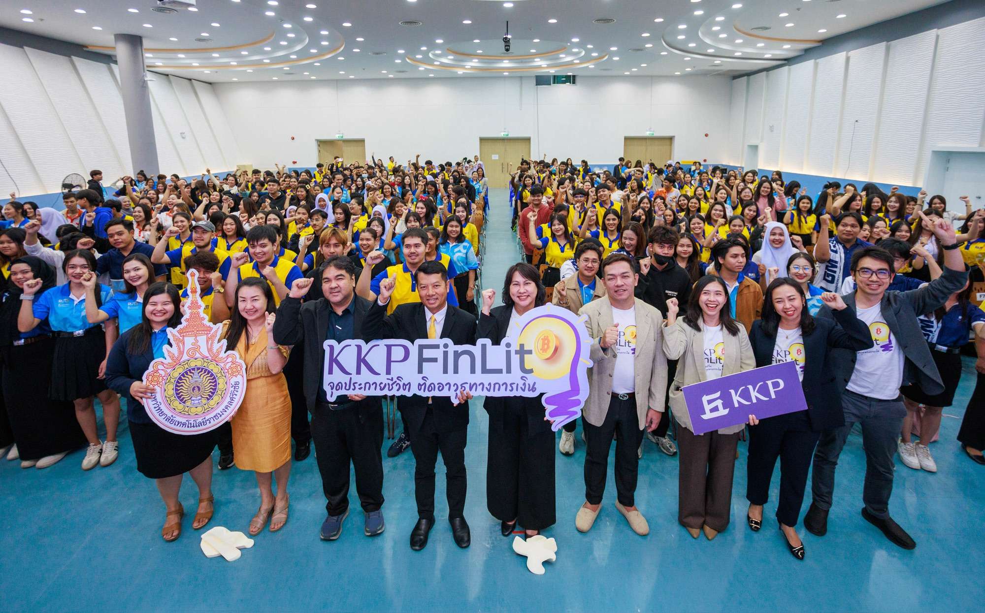 คณะผู้บริหารและพนักงานจิตอาสาจาก KKP ถ่ายภาพหมู่ร่วมกับนักศึกษาจำนวนมากในกิจกรรม Roadshow โครงการ KKP FinLit จุดประกายชีวิต ติดอาวุธทางการเงิน ณ มหาวิทยาลัยในภูมิภาค