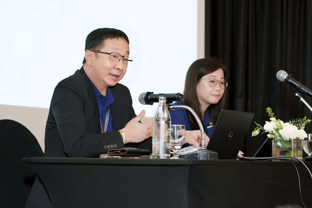 NCAP-Next-Capital-Executives-Analyst-Meeting-Q2-2026 ภาพนายพุฒิพันธ์ เตยะราชกุล รักษาการประธานเจ้าหน้าที่บริหาร และนางสาวเครือแก้ว เยรบุตร ประธานเจ้าหน้าที่สายงานบัญชีและการเงิน บริษัท เน็คซ์ แคปปิตอล จำกัด (มหาชน) หรือ NCAP กำลังให้ข้อมูลทิศทางธุรกิจในงานประชุมนักวิเคราะห์หลักทรัพย์ประจำไตรมาส 2 ปี 2569