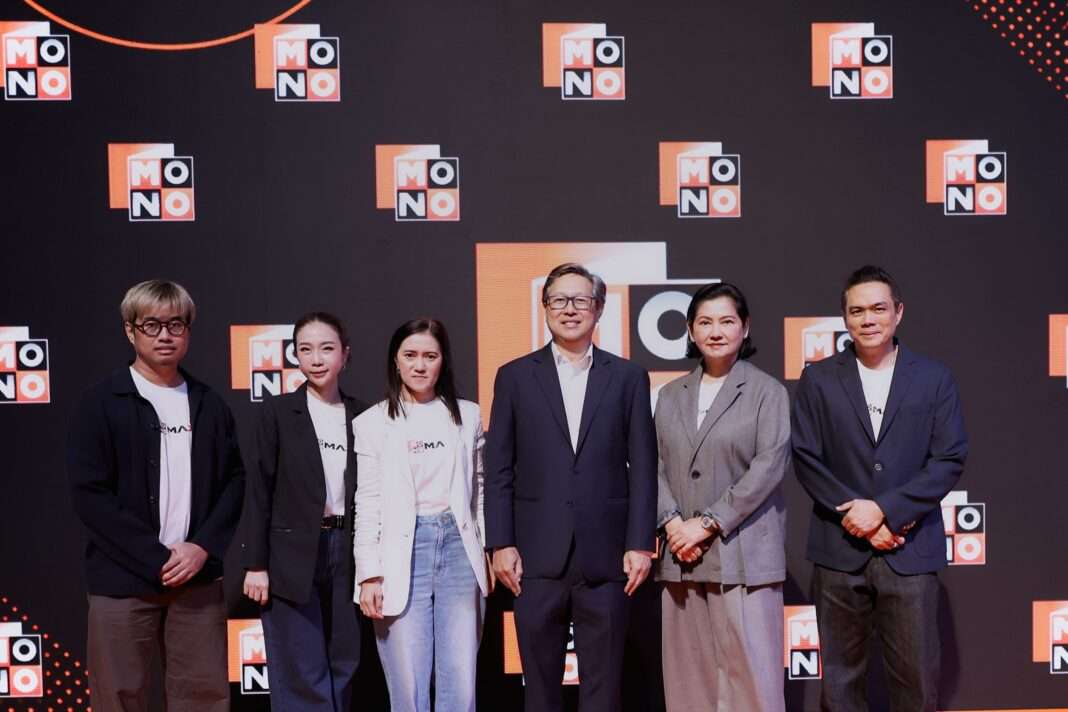 Navamin-Prasopnet-And-MONO-Executives-Streaming-First-Strategy ภาพคุณนวมินทร์ ประสพเนตร ประธานเจ้าหน้าที่บริหาร และกรรมการ บริษัท โมโน เน็กซ์ จำกัด (มหาชน) พร้อมด้วยคณะผู้บริหาร ร่วมถ่ายภาพบนเวทีในงานประกาศทิศทางธุรกิจองค์กรสู่ความเป็น Streaming-First โดยมีฉากหลังเป็นโลโก้ MONO