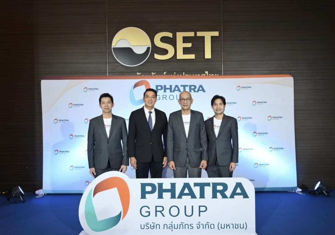 PHAT-Phatra-Group-First-Trading-Day-mai-Executives ภาพผู้บริหารบริษัท กลุ่มภัทร จำกัด (มหาชน) หรือ PHAT นำโดยนายสมนึก จันทวงศ์ ประธานเจ้าหน้าที่บริหาร และนายพีรณัฐ สวัสดิจันทร์ ประธานเจ้าหน้าที่บริหารฝ่ายบัญชีและการเงิน ถ่ายภาพร่วมกันหน้าป้ายสัญลักษณ์ตลาดหลักทรัพย์แห่งประเทศไทย (SET) และโลโก้ PHATRA GROUP ในวันแรกของการเข้าซื้อขายหลักทรัพย์