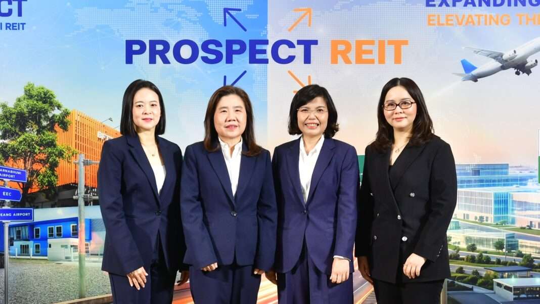 PROSPECT-REIT-Executives-Press-Conference-BFTZ4-Investment ภาพผู้บริหารหญิง 4 ท่านจากพรอสเพค ดีเวลลอปเมนท์ พรอสเพค รีท แมเนจเมนท์ กรุงไทย เอ็กซ์สปริง และธนาคารไทยพาณิชย์ ถ่ายภาพร่วมกันในงานแถลงข่าวการลงทุนเพิ่มเติมของกองทรัสต์ PROSPECT REIT