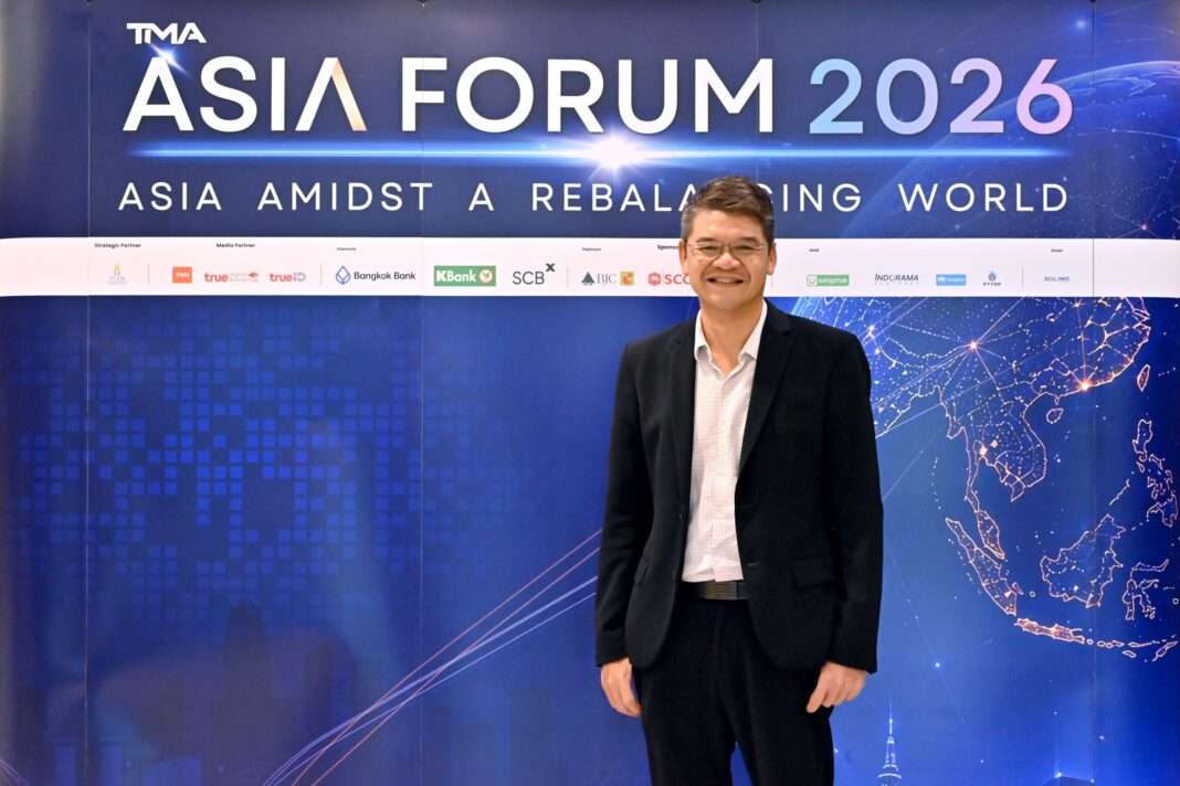 Panjapol-Srihong-BCPG-Executive-Asia-Forum-2026 ภาพนายปัญจพล ศรีหงส์ รองกรรมการผู้จัดการใหญ่สายงานปฏิบัติการ บริษัท บีซีพีจี จำกัด (มหาชน) หรือ BCPG สวมชุดสูทสีดำ ยืนถ่ายภาพด้วยใบหน้ายิ้มแย้ม ท่ามกลางฉากหลังป้ายแบคดรอปของงานสัมมนา Asia Forum 2026