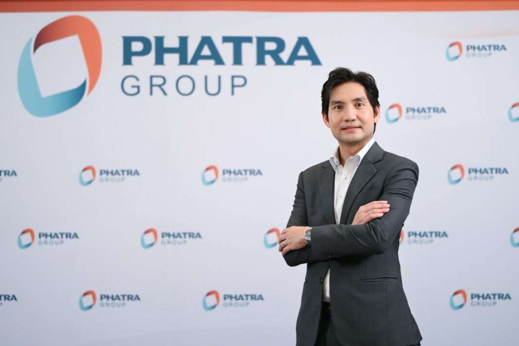 Peeranat-Sawatdichan-CFO-PHAT-Phatra-Group-H1-2026-Earnings ภาพนายพีรณัฐ สวัสดิจันทร์ ประธานเจ้าหน้าที่บริหารฝ่ายบัญชีและการเงิน บริษัท กลุ่มภัทร จำกัด (มหาชน) หรือ PHAT สวมชุดสูทสีเทา ยืนกอดอกถ่ายภาพด้วยความมั่นใจ โดยมีฉากหลังเป็นโลโก้แบรนด์ Phatra Group เพื่อนำเสนอผลประกอบการและทิศทางธุรกิจ