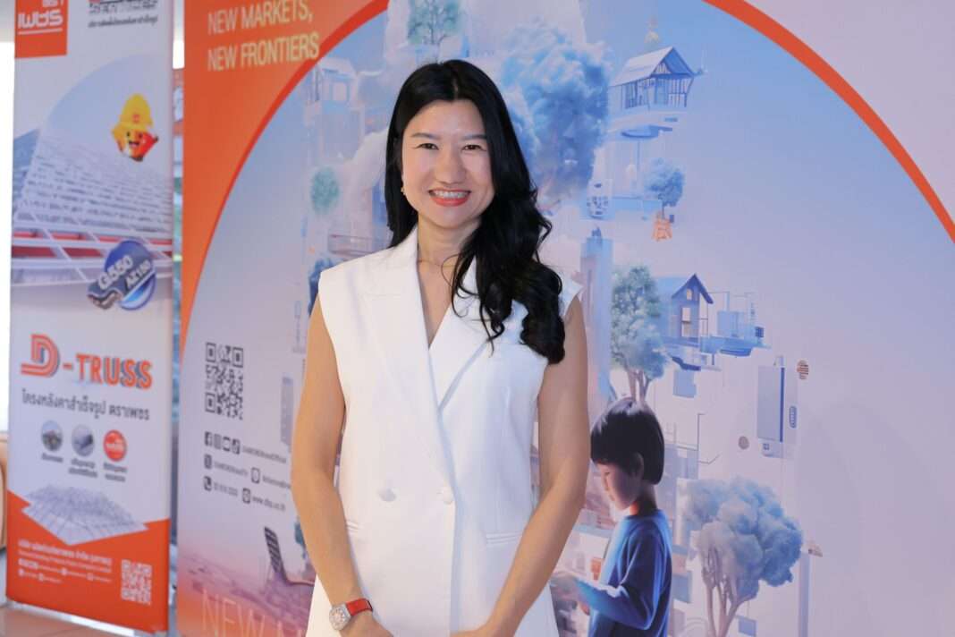 Pitchayanan-Laworaluck-Assistant-CEO-Sales-Marketing-DRT-Diamond-Brand ภาพ ดร.พิชญานันท์ ล้อวรลักษณ์ ผู้ช่วยประธานเจ้าหน้าที่บริหาร สายการขายและการตลาด บริษัท ผลิตภัณฑ์ตราเพชร จำกัด (มหาชน) หรือ DRT สวมชุดสีขาว ยืนยิ้มด้วยความมั่นใจ โดยมีฉากหลังเป็นป้ายนิทรรศการแสดงผลิตภัณฑ์ของแบรนด์ตราเพชร