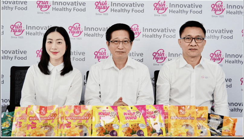 Prawit-Srisaengnam-CEO-Charoen-Industry-CH-Earnings-Call-OPPDAY-Q2-2026 ภาพคณะผู้บริหาร บริษัท เจริญอุตสาหกรรม จำกัด (มหาชน) หรือ CH นำโดย นายประวิทย์ ศรีแสงนาม ประธานเจ้าหน้าที่บริหาร นายสรกฤช รอดทิม ประธานเจ้าหน้าที่สายงานการเงินและบัญชี และนางสาวจิราดา ศรีแสงนาม ผู้ช่วยประธานเจ้าหน้าที่สายงานพาณิชย์ นั่งร่วมโต๊ะแถลงข้อมูลทิศทางธุรกิจในงาน Earnings Call (OPPDAY) โดยมีผลิตภัณฑ์ผลไม้อบแห้งและอาหารแปรรูปจัดแสดงอยู่ด้านหน้า