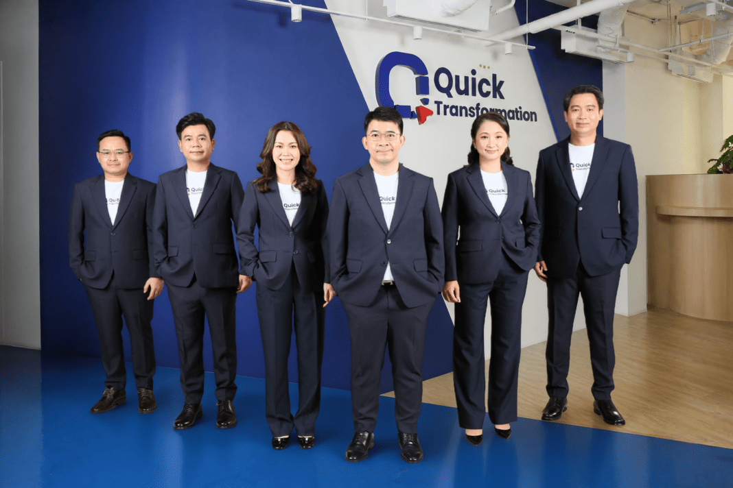 Quick-Transformation-QUICK-Analyst-Meeting-IPO-mai ภาพนายไพศาล แซ่ลี้ ประธานเจ้าหน้าที่บริหาร บริษัท ควิก ทรานส์ฟอร์เมชั่น จำกัด (มหาชน) หรือ QUICK ยืนถ่ายภาพร่วมกับคณะผู้บริหาร และนางสาวจิรยง อนุมานราชธน กรรมการผู้จัดการ บริษัท เจย์ แคปปิตอล แอดไวเซอรี จำกัด ที่ปรึกษาทางการเงิน ภายในงาน Analyst Meeting รูปแบบออนไลน์ เพื่อนำเสนอข้อมูลธุรกิจและเตรียมความพร้อมเข้าจดทะเบียนในตลาดหลักทรัพย์ mai
