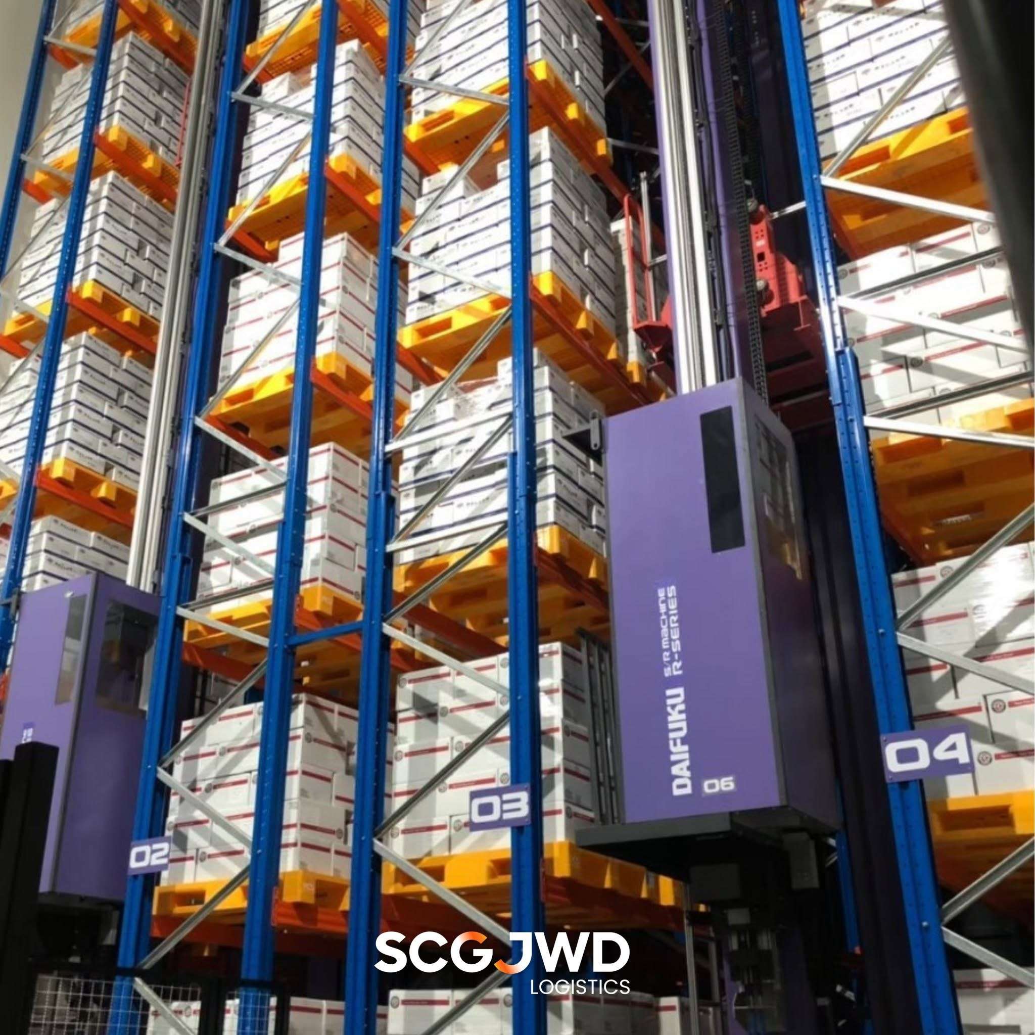 ระบบจัดเก็บและเบิกจ่ายสินค้าอัตโนมัติหรือ ASRS แบรนด์ Daifuku ภายในคลังสินค้าของบริษัท เอสซีจี เจดับเบิ้ลยูดี โลจิสติกส์ จำกัด (มหาชน) หรือ SJWD ที่ใช้จัดเก็บกล่องสินค้าบนชั้นวางทรงสูง