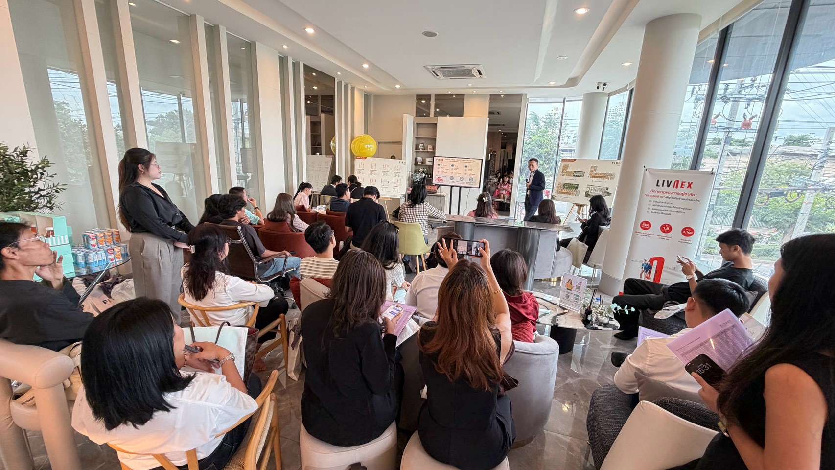 ภาพบรรยากาศภายในงาน Agent Day ของโครงการ เฟล็กซี่ ริเวอร์วิว เจริญนคร โดยมีตัวแทนเอเจนต์ชั้นนำนั่งรับฟังการบรรยายข้อมูลโครงการและทำเลศักยภาพอย่างคับคั่ง