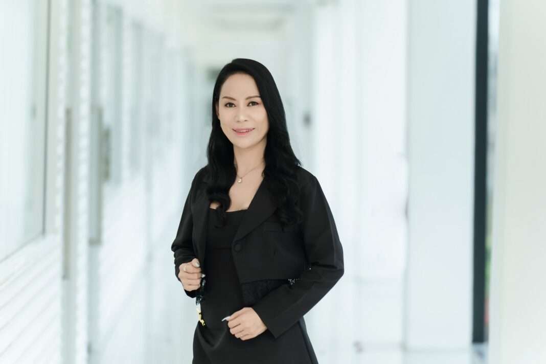 Suwarin-Konthong-CFO-DOD-Biotech-Risk-Management ภาพนางสาวสุวารินทร์ ก้อนทอง ประธานเจ้าหน้าที่สายงานการเงิน บริษัท ดีโอดี ไบโอเทค จำกัด (มหาชน) หรือ DOD สวมชุดสูทสีดำ ยืนยิ้มด้วยความมั่นใจ ภายในอาคารสำนักงาน เพื่อนำเสนอวิสัยทัศน์การบริหารความเสี่ยงและแผนกลยุทธ์ขององค์กร