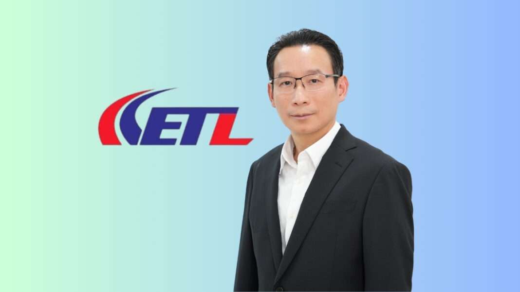 Thanate-Mekintharangkoon-CEO-Euroasia-Total-Logistics-ETL ภาพนายธเนศ เมฆินทรางกูร ประธานเจ้าหน้าที่บริหาร บริษัท ยูโรเอเชีย โทเทิล โลจิสติกส์ จำกัด (มหาชน) หรือ ETL สวมสูทสีดำทับเสื้อเชิ้ตสีขาว ยืนถ่ายภาพพอร์ตเทรตเพื่อนำเสนอวิสัยทัศน์และทิศทางธุรกิจการขนส่งข้ามพรมแดน