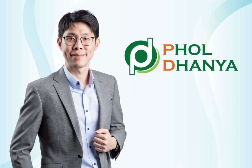 Thanya-Wangthamrong-CEO-Phol-Dhanya-PHOL-Q2-2026-Earnings ภาพนายธันยา หวังธำรง ประธานเจ้าหน้าที่บริหาร บริษัท ผลธัญญะ จำกัด (มหาชน) หรือ PHOL สวมสูทสีเทา ยืนยิ้มคู่กับโลโก้บริษัท เพื่อรายงานผลประกอบการไตรมาส 2 และครึ่งปีแรกของปี 2569