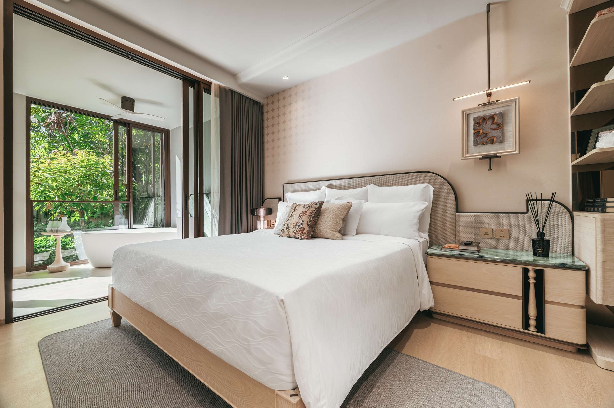 ภาพจำลองการตกแต่งภายในห้องนอนของโครงการ The Residences at InterContinental Phuket Resort แสดงเตียงนอนขนาดใหญ่ หน้าต่างกระจกใสบานใหญ่เปิดรับแสงธรรมชาติและวิวพื้นที่สีเขียวด้านนอก