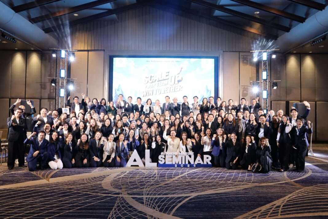 ภาพหมู่ผู้บริหารและตัวแทนของ บมจ. โตเกียวมารีนประกันชีวิต (ประเทศไทย) ถ่ายภาพร่วมกันอย่างพร้อมเพรียงบนเวทีในงานสัมมนาประจำปี ภายใต้แนวคิด Scale Up Your Team, Win Together โดยมีป้ายตัวอักษร AL SEMINAR 2026 วางอยู่ด้านหน้า