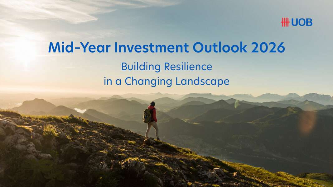 Smart Stand 2026 Mid-Year Investment Outlook (08-26) K ภาพหน้าปกงานสัมมนา UOB Mid-Year Investment Outlook 2026 หัวข้อ Building Resilience in a Changing Landscape แสดงภาพคนยืนมองวิวภูเขา