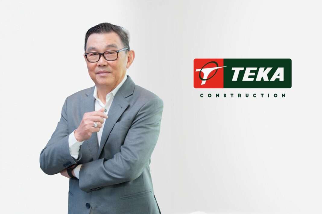 Weerasak-Wanichwat-CEO-TEKA-Construction-Bangpakok-8-Hospital-Project ภาพ ดร.วีระศักดิ์ วานิชวัฒน์ ประธานเจ้าหน้าที่บริหาร บริษัท ฑีฆาก่อสร้าง จำกัด (มหาชน) หรือ TEKA สวมชุดสูทสีเทา ยืนถ่ายภาพพอร์ตเทรตด้วยความมั่นใจคู่กับโลโก้แบรนด์ TEKA Construction เพื่อประกาศความสำเร็จในการคว้างานรับเหมาก่อสร้างอาคารโรงพยาบาลบางปะกอก 8