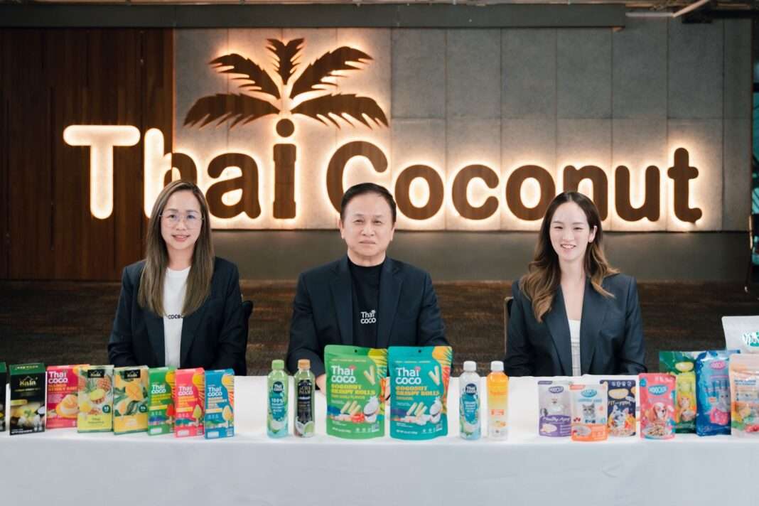 Worawat-Chinpinklao-CEO-COCOCO-Thai-Coconut-Q2-2026-Earnings-Call ภาพคณะผู้บริหาร บริษัท ไทย โคโคนัท จำกัด (มหาชน) หรือ COCOCO นำโดย ดร.วรวัฒน์ ชิ้นปิ่นเกลียว ประธานเจ้าหน้าที่บริหาร พร้อมด้วย นางสาวนุชนาถ พึ่งกลั่น ประธานเจ้าหน้าที่ฝ่ายการเงิน และนางสาวนภัสสร ชิ้นปิ่นเกลียว ประธานเจ้าหน้าที่ฝ่ายการตลาด นั่งแถลงผลประกอบการไตรมาส 2 ปี 2569 โดยมีผลิตภัณฑ์กะทิ น้ำมะพร้าว และอาหารสัตว์เลี้ยงวางจัดแสดงบนโต๊ะ พร้อมป้ายโลโก้ Thai Coconut ด้านหลัง