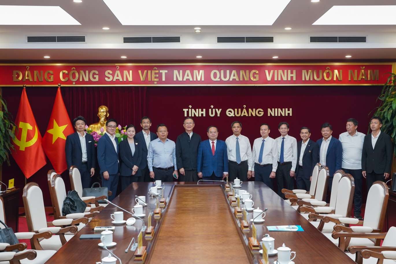 คณะผู้บริหารอมตะและกลุ่มนักลงทุนจากจีน ถ่ายภาพร่วมกับเลขาธิการพรรคประจำจังหวัดและผู้บริหารระดับสูงของจังหวัดกว๋างนิญ