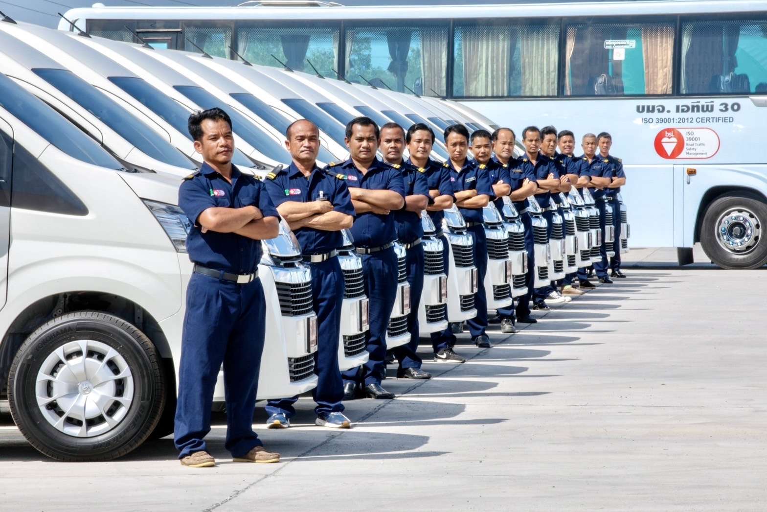 ทีมพนักงานขับรถมืออาชีพและขบวนรถตู้โดยสารของ ATP30