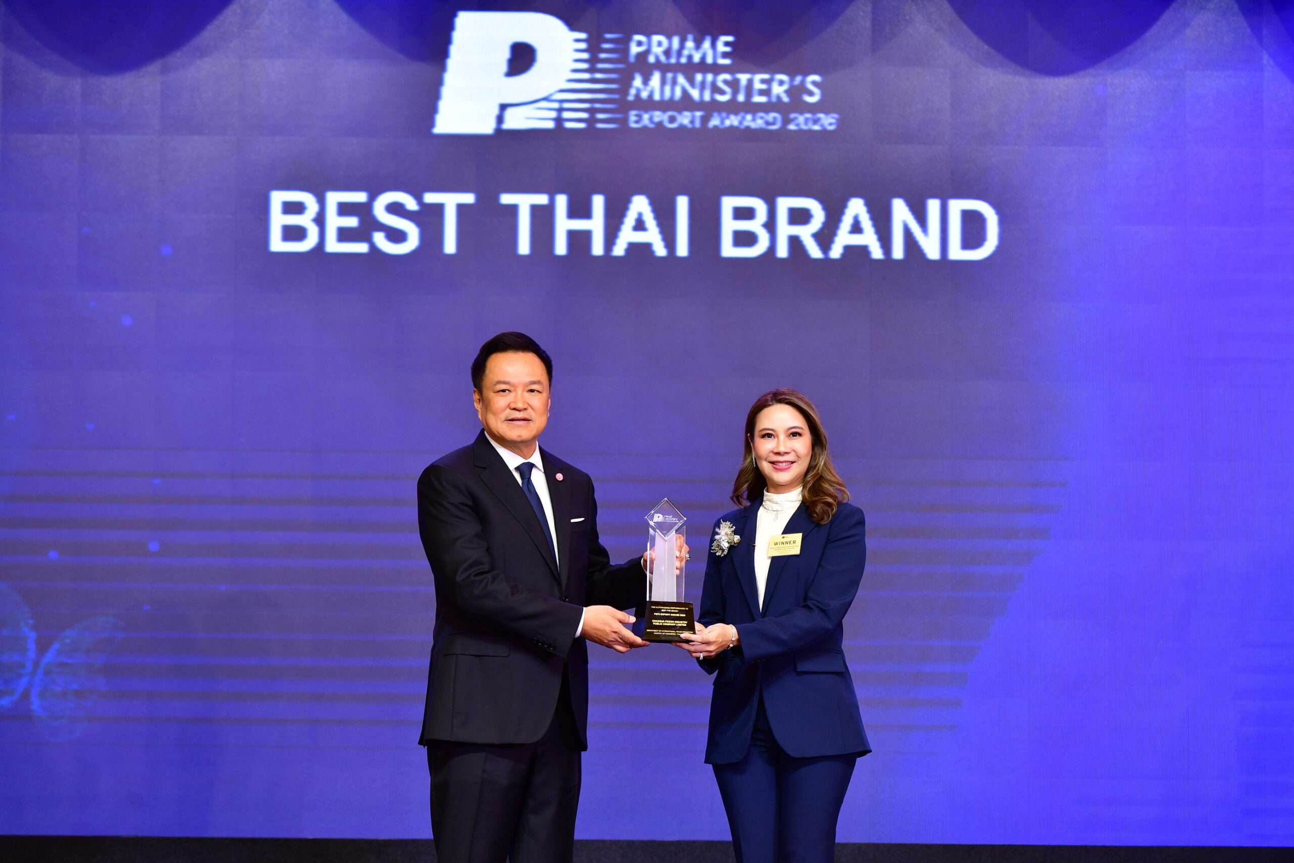 นางสาวณภัทร โมรินทร์ ประธานเจ้าหน้าที่บริหาร CHAO รับมอบรางวัล Best Thai Brand จากนายอนุทิน ชาญวีรกูล นายกรัฐมนตรี ในงาน PM's Export Award 2026