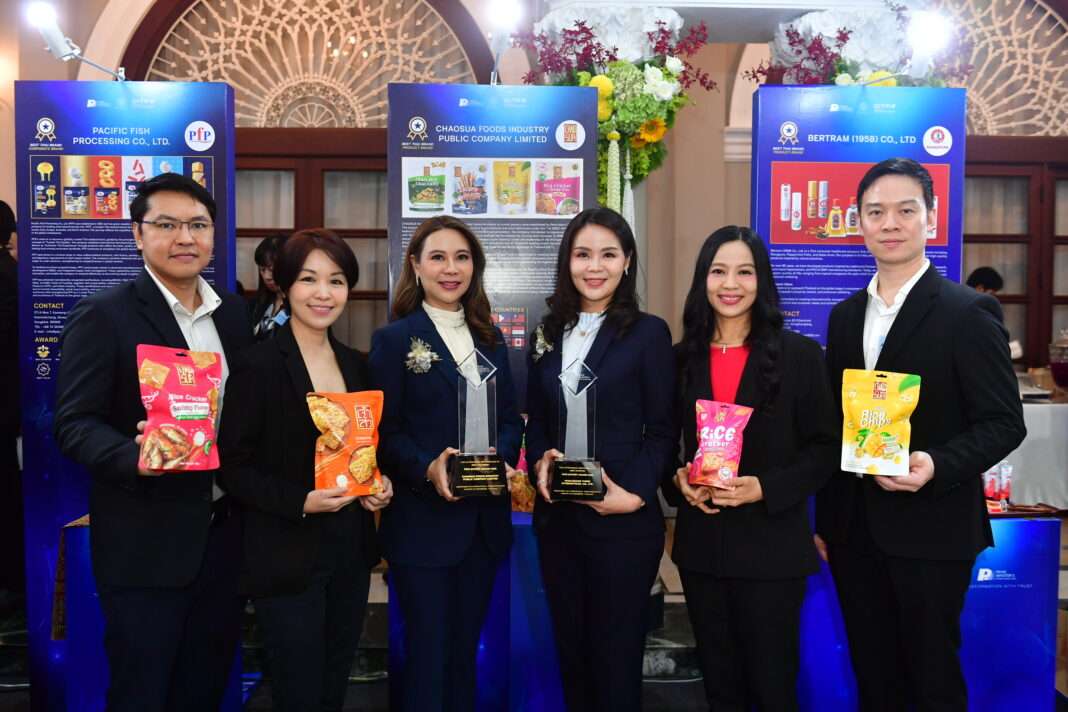 คณะผู้บริหาร บมจ. เจ้าสัว ฟู้ดส์ อินดัสทรี (CHAO) ถ่ายภาพร่วมกันพร้อมถ้วยรางวัล Prime Minister’s Export Award 2026 และผลิตภัณฑ์ขนมขบเคี้ยวเจ้าสัว