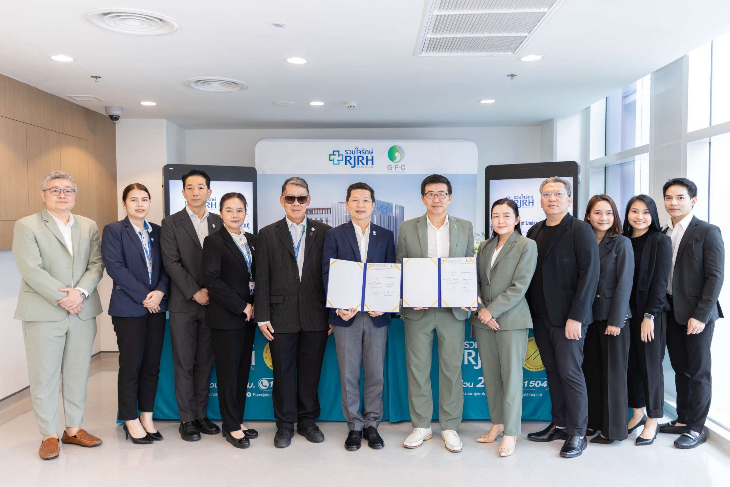 คณะผู้บริหารและทีมงานจาก GFC และโรงพยาบาลรวมใจรักษ์ ถ่ายภาพร่วมกันในพิธีลงนามบันทึกข้อตกลงร่วม (MOU)