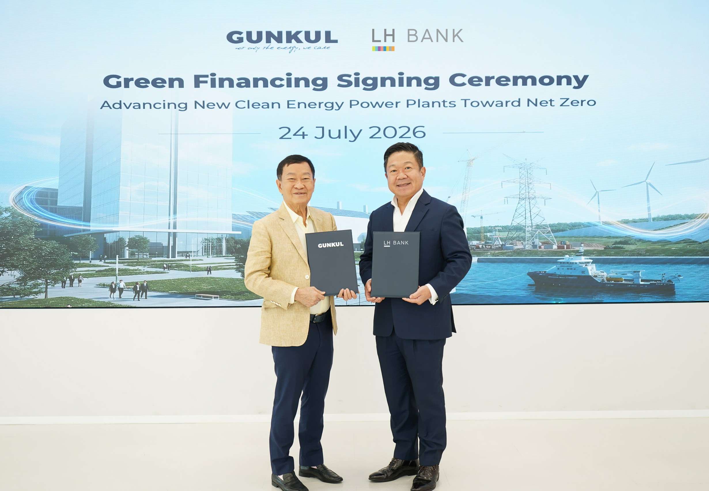 ผู้บริหาร GUNKUL และ LH Bank ถ่ายภาพร่วมกันหลังการลงนามสัญญาสินเชื่อเพื่อความยั่งยืนมูลค่า 1,000 ล้านบาท