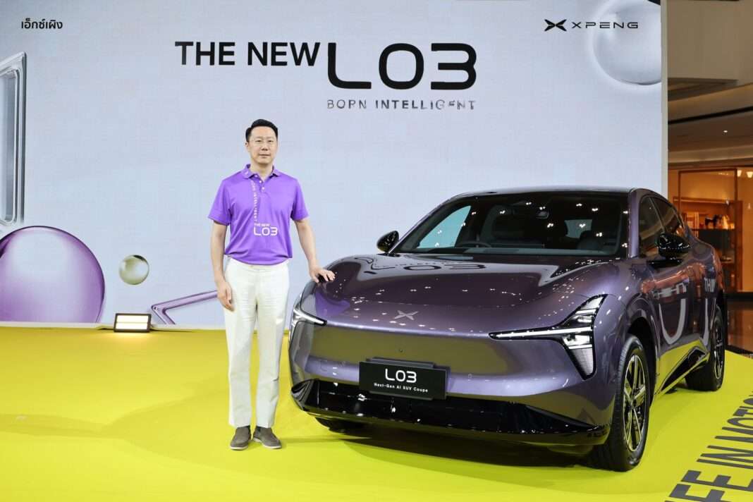 james-wu-vice-president-xpeng-the-new-l03 มร. เจมส์ วู รองประธาน เอ็กซ์เผิง ถ่ายภาพคู่กับรถยนต์ไฟฟ้า THE NEW XPENG L03 ในงานเปิดตัวอย่างเป็นทางการ