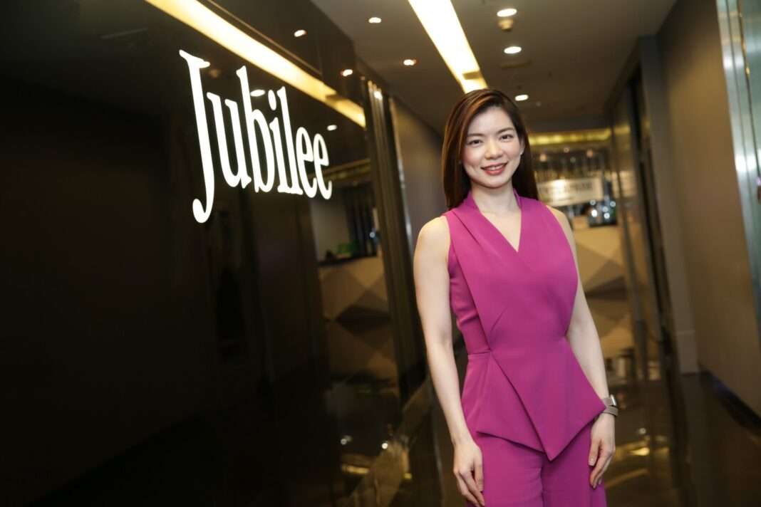 นางสาวอัญรัตน์ พรประกฤต ประธานเจ้าหน้าที่บริหาร บริษัท ยูบิลลี่ เอ็นเตอร์ไพรส์ จำกัด (มหาชน) หรือ JUBILE