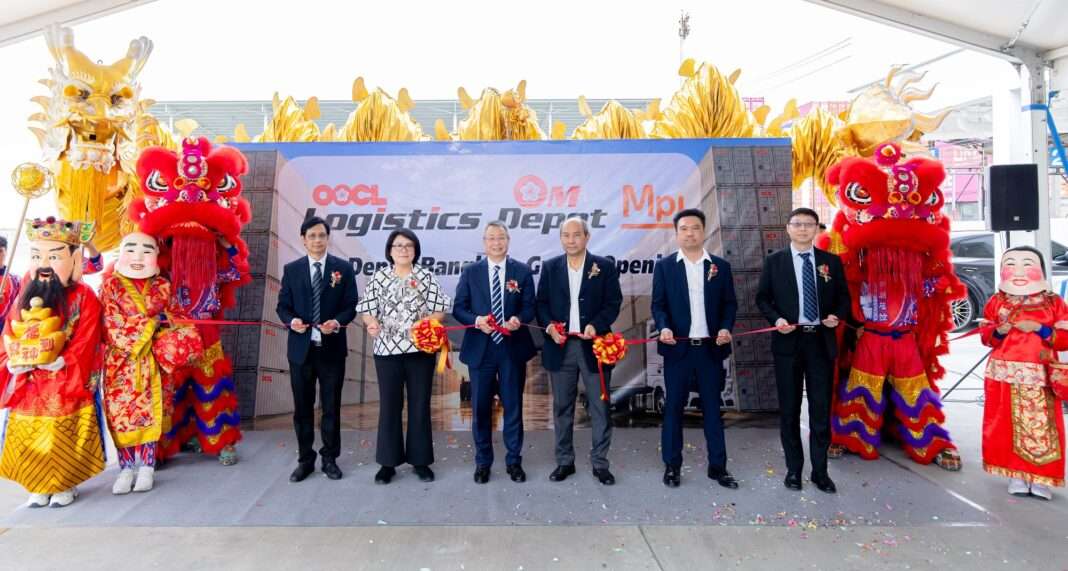 คณะผู้บริหาร MPJ และ OOCL Logistics ร่วมพิธีตัดริบบิ้นเปิดศูนย์ OM Depot Bangkok ลานตู้คอนเทนเนอร์ร่วมทุนแห่งใหม่ย่านลาดกระบัง