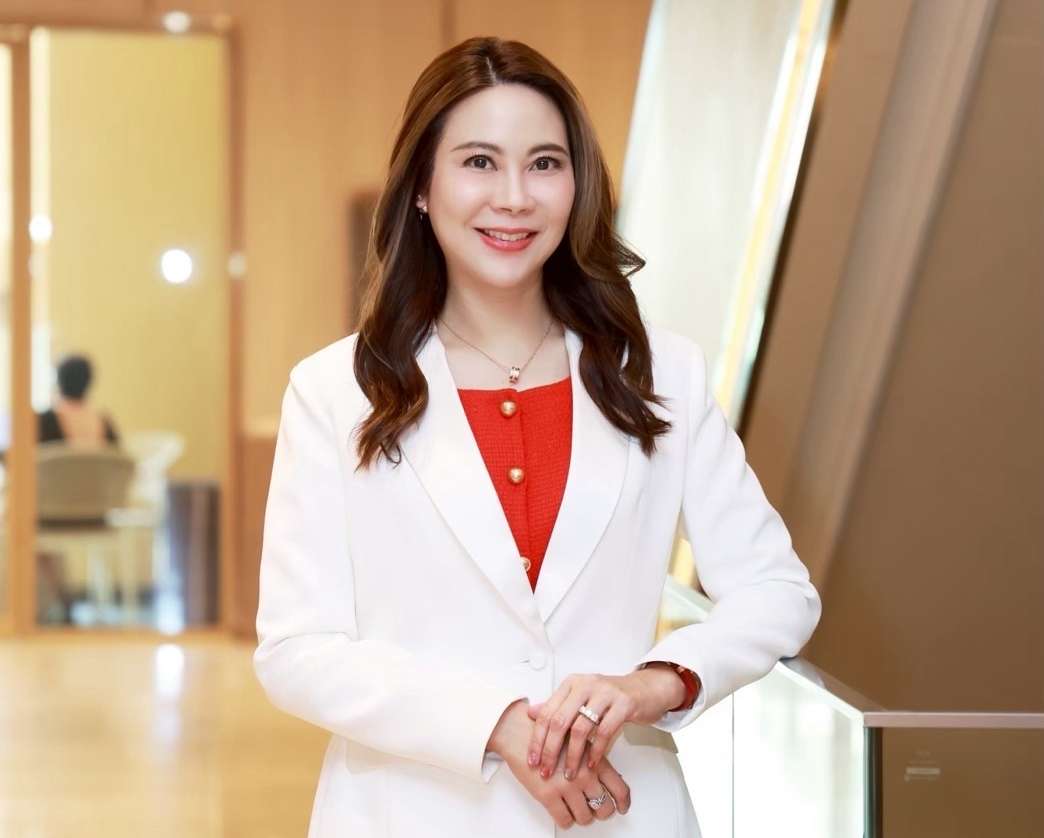 napat-morin-ceo-chao-foods-industry-earnings-call_edit_223656658568177 ภาพ ‘ณภัทร โมรินทร์’ ประธานเจ้าหน้าที่บริหาร บริษัท เจ้าสัว ฟู้ดส์ อินดัสทรี จำกัด (มหาชน) หรือ CHAO สวมชุดสูทสีขาว ยืนถ่ายภาพเพื่อนำเสนอวิสัยทัศน์และแผนธุรกิจ