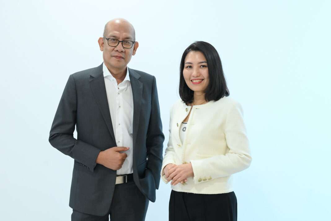 นายสมนึก จันทวงศ์ ประธานเจ้าหน้าที่บริหาร PHAT และ นางดาริน กาญจนะ ประธานเจ้าหน้าที่บริหาร ออพท์เอเชีย แคปิตอล ในพิธีเปิดจองซื้อหุ้น IPO