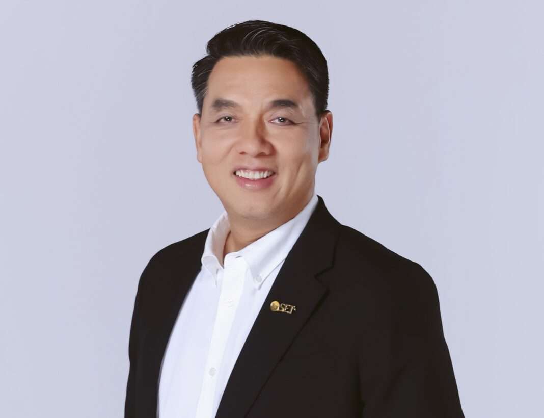 prapan-charoenprawatt-mai-manager-welcomes-phat-ipo ภาพนายประพันธ์ เจริญประวัติ ผู้จัดการตลาดหลักทรัพย์ เอ็ม เอ ไอ (mai) สวมสูทสีดำ ยืนยิ้มต้อนรับการเตรียมเข้าจดทะเบียนและเริ่มซื้อขายวันแรกของ บมจ. กลุ่มภัทร หรือหุ้น PHAT