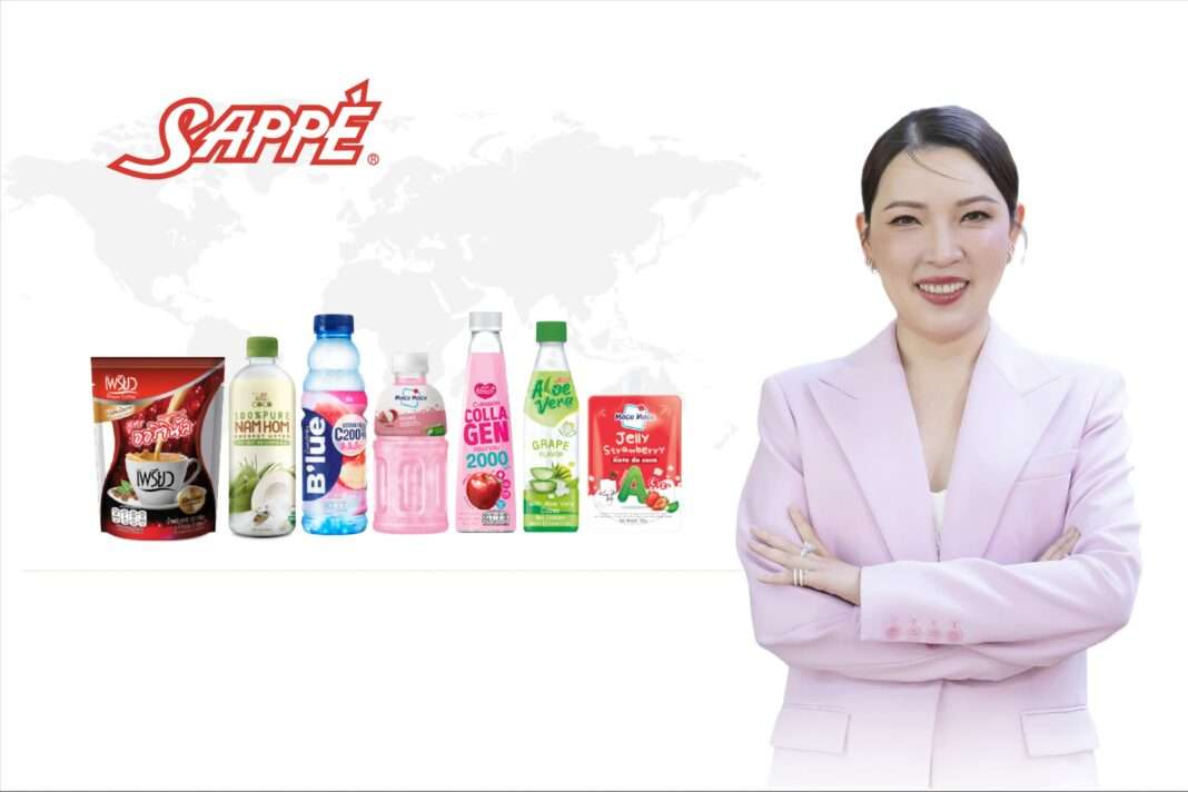 นางสาวปิยจิต รักอริยะพงศ์ ประธานเจ้าหน้าที่บริหาร บริษัท เซ็ปเป้ จำกัด (มหาชน) หรือ SAPPE ถ่ายภาพร่วมกับผลิตภัณฑ์เครื่องดื่มในเครือ