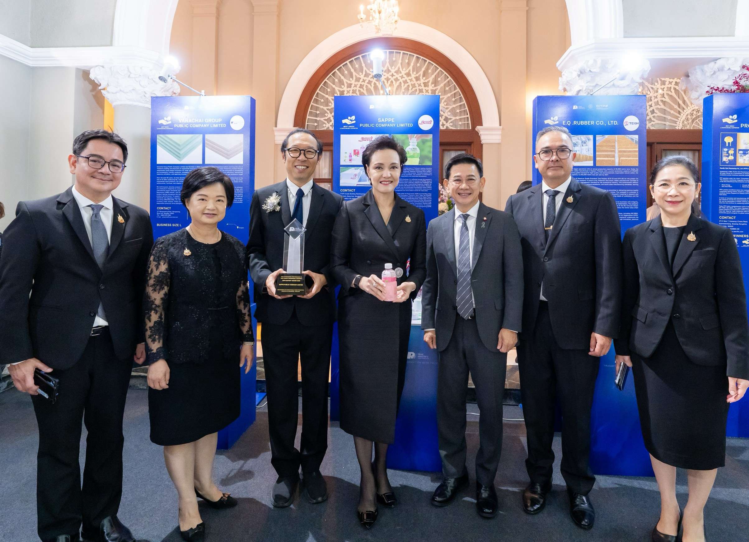คณะผู้บริหาร บริษัท เซ็ปเป้ จำกัด (มหาชน) นำโดยนายอดิศักดิ์ รักอริยะพงศ์ ถ่ายภาพร่วมกับผู้ทรงคุณวุฒิในงานรับรางวัล Prime Minister’s Export Award 2026
