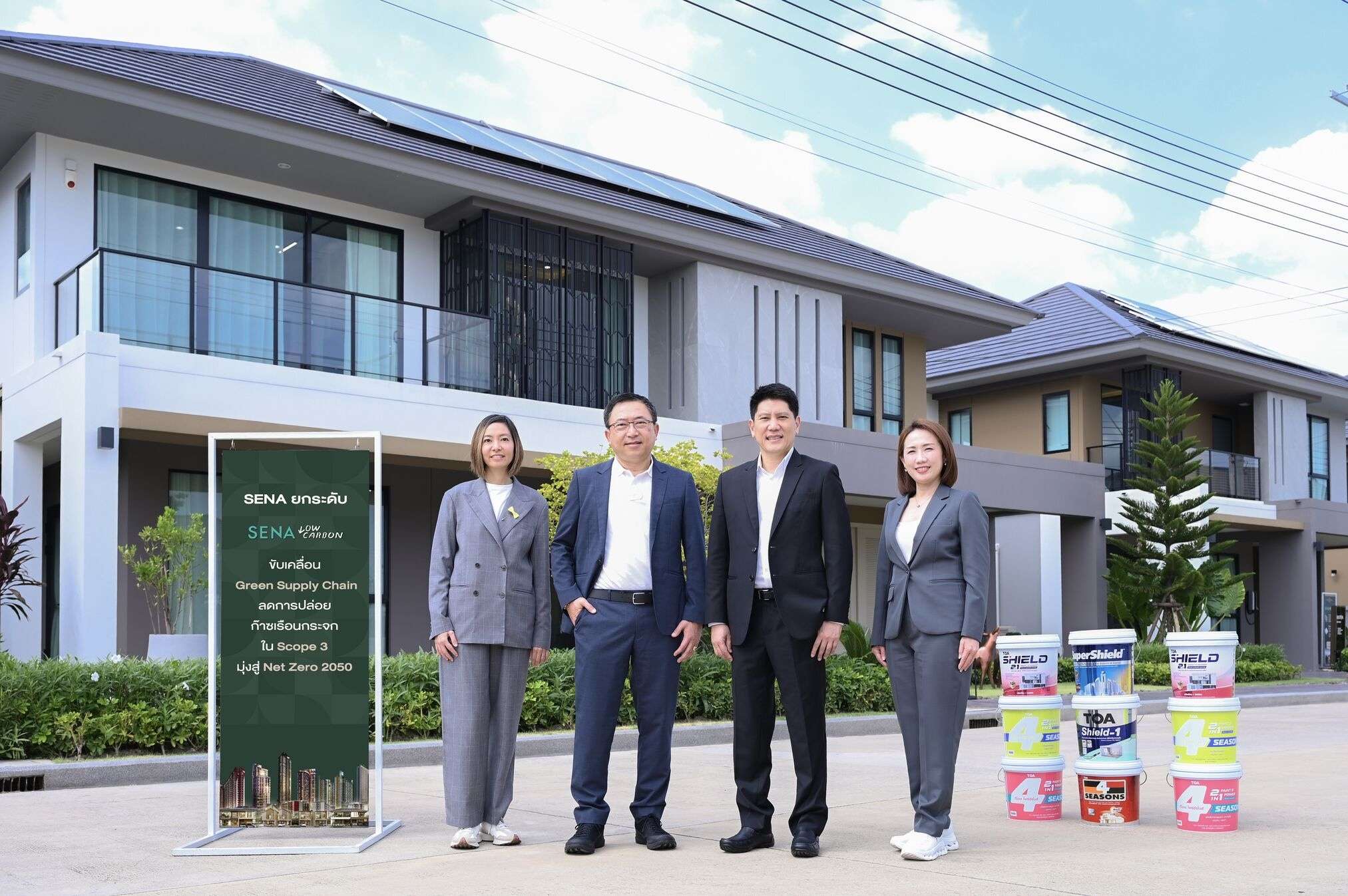 ผู้บริหาร SENA และ TOA ถ่ายภาพร่วมกันหน้าโครงการบ้านเสนา พร้อมผลิตภัณฑ์สีรักษ์โลก TOA