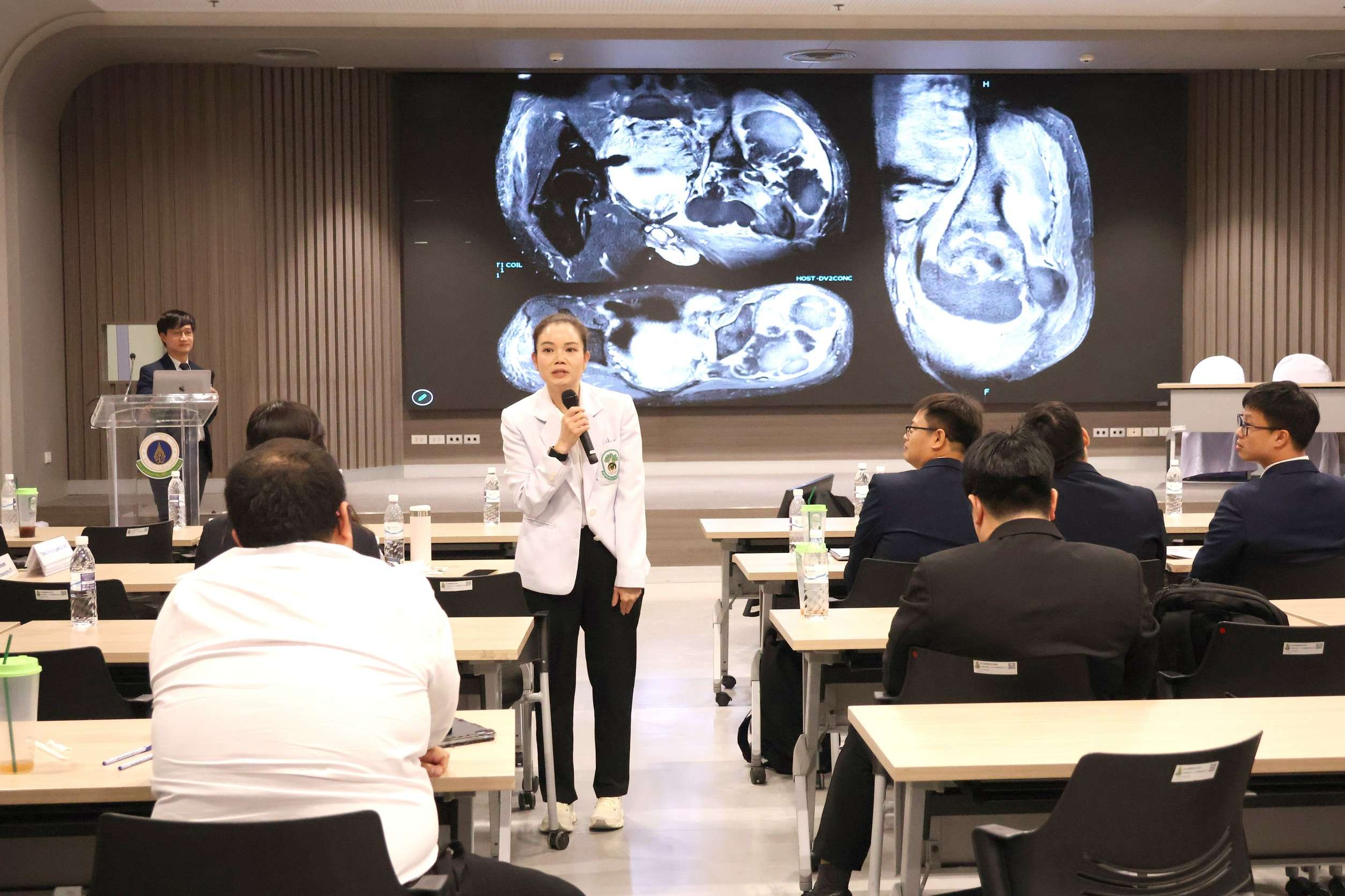 แพทย์หญิงบรรยายให้ความรู้ด้านการรักษาโรคมะเร็งซาร์โคมาในงาน Siriraj Sarcoma Symposium 2569