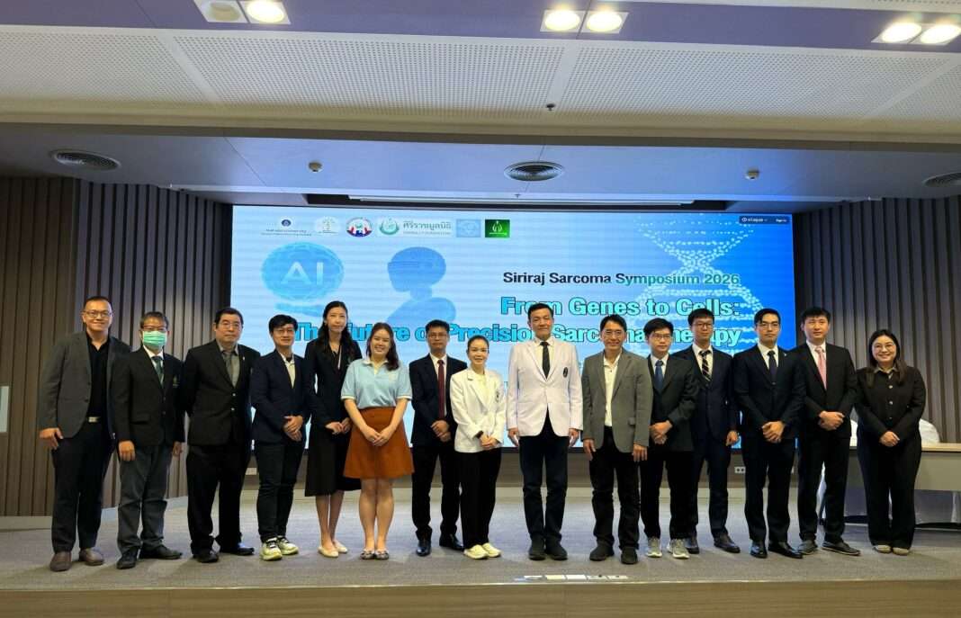 siriraj-sarcoma-symposium-2569-group-photo คณะแพทย์และผู้เชี่ยวชาญถ่ายภาพร่วมกันในงาน Siriraj Sarcoma Symposium 2569 ณ คณะแพทยศาสตร์ศิริราชพยาบาล