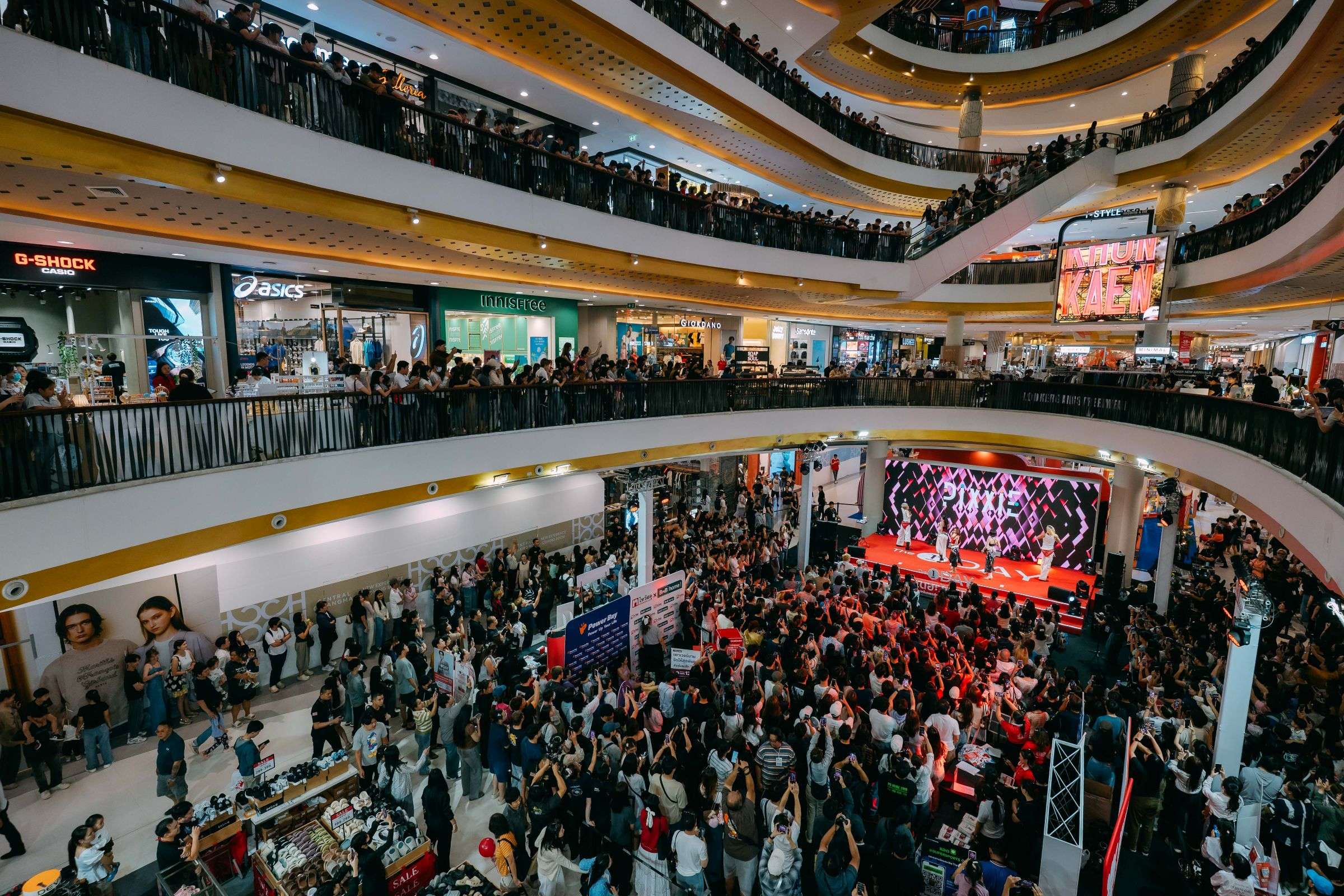 บรรยากาศมหาชนเข้าร่วมงาน The 1 Day 2026 ที่ศูนย์การค้าเซ็นทรัล