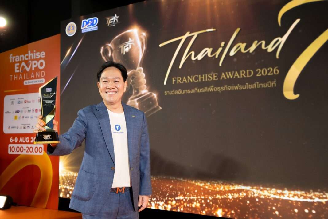 นายนิมิต ตั้งวรารัตน์ ประธานเจ้าหน้าที่บริหาร บริษัท เออเบิ้นเวย์ จำกัด ชูถ้วยรางวัล BEST SERVICE FRANCHISE ในงาน Thailand Franchise Award 2026