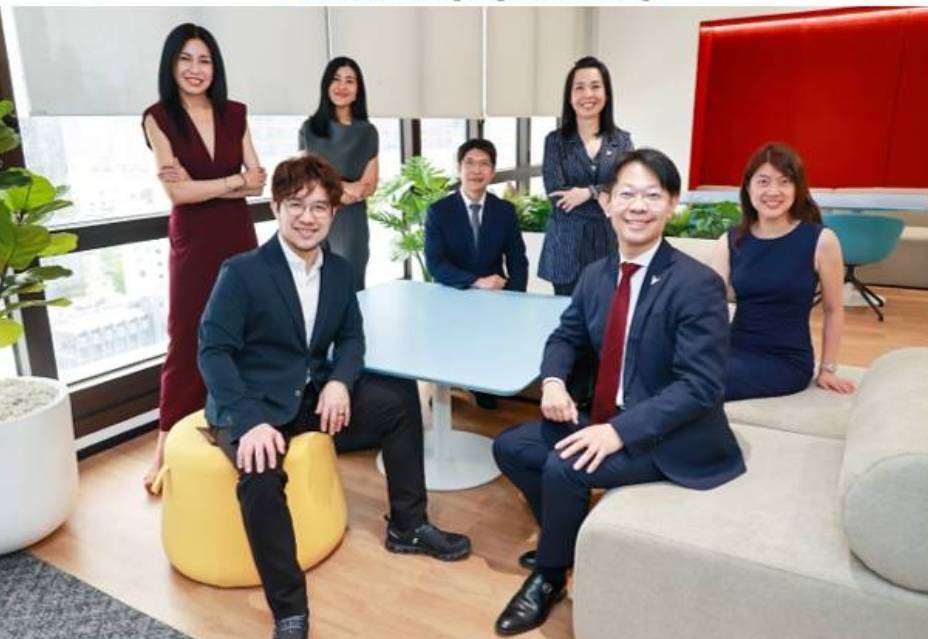 AIA-VitalLife-Bumrungrad-Strategic-Partnership-Executives ภาพคณะผู้บริหารจากเอไอเอ ประเทศไทย และศูนย์ส่งเสริมสุขภาพไวทัลไลฟ์ ในเครือโรงพยาบาลบำรุงราษฎร์ ร่วมถ่ายภาพภายในห้องรับรอง เพื่อประกาศความร่วมมือเชิงกลยุทธ์ในการยกระดับการดูแลสุขภาพสำหรับกลุ่มลูกค้าสินทรัพย์สูง